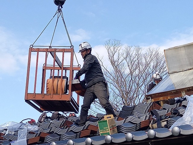 瓦の荷揚げ作業の様子